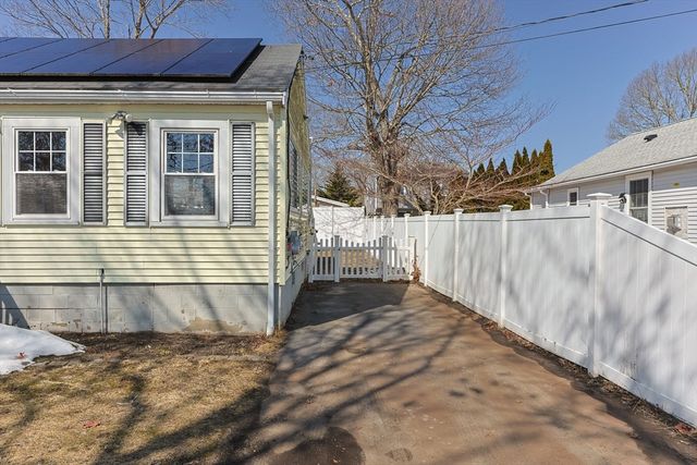 6 Pine St, Wareham, MA 02571