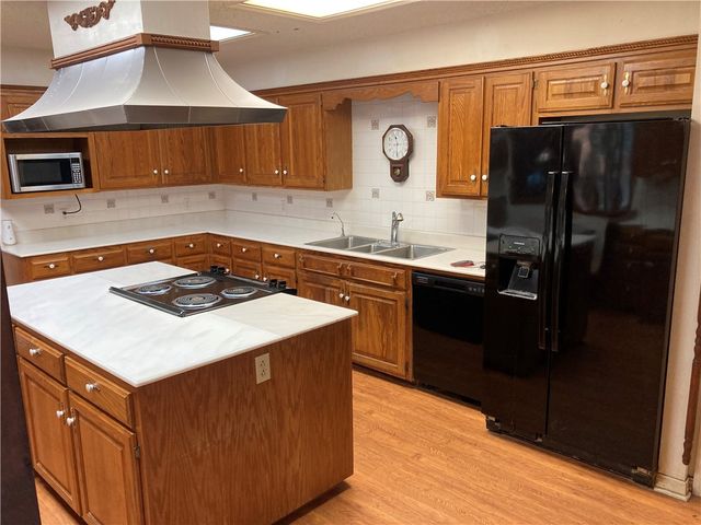 483 Coffee Lane, Green Forest, AR 72638