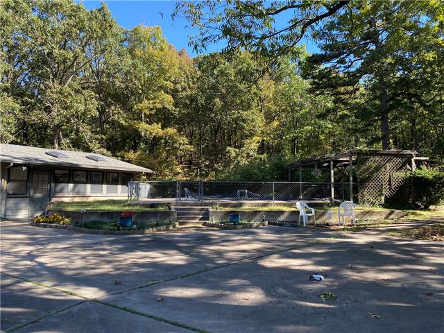 483 Coffee Lane, Green Forest, AR 72638