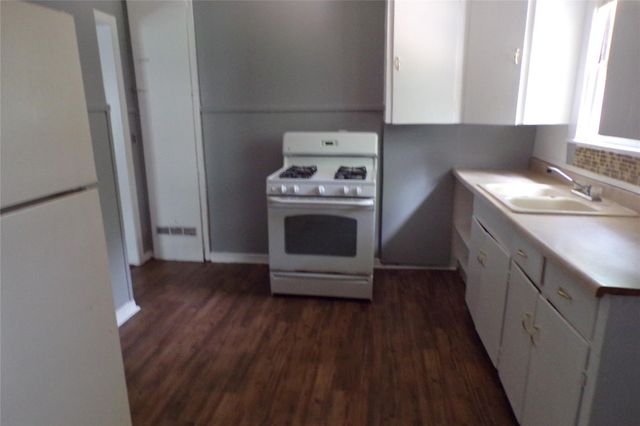 705 Otis ST, Taylor, TX 76574