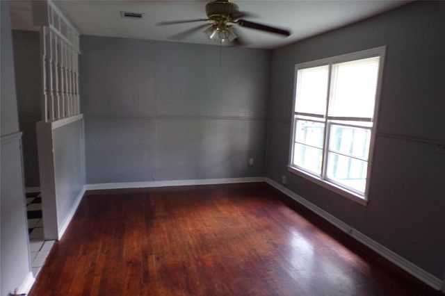 705 Otis ST, Taylor, TX 76574