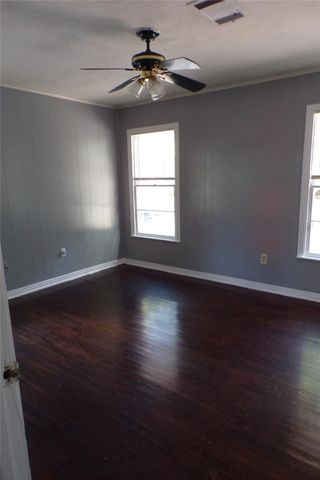 705 Otis ST, Taylor, TX 76574