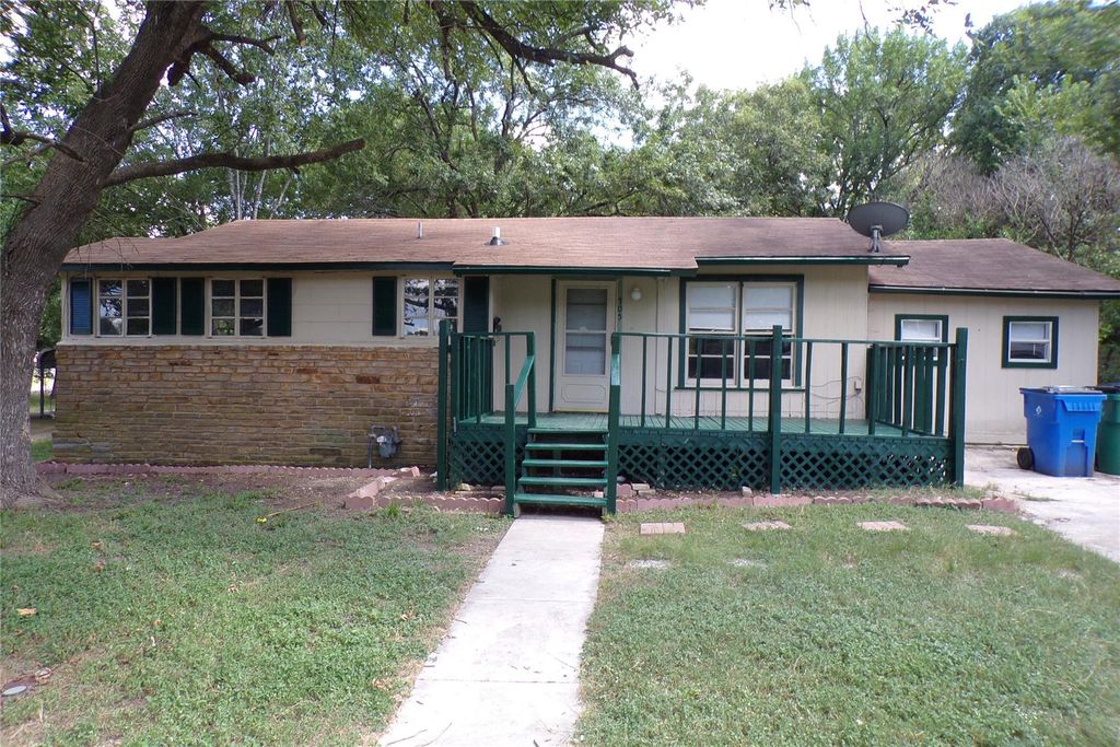 705 Otis ST, Taylor, TX 76574