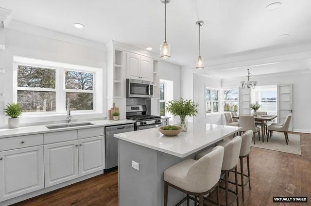 297 E Lakeview Avenue, Round Lake Beach, IL 60073