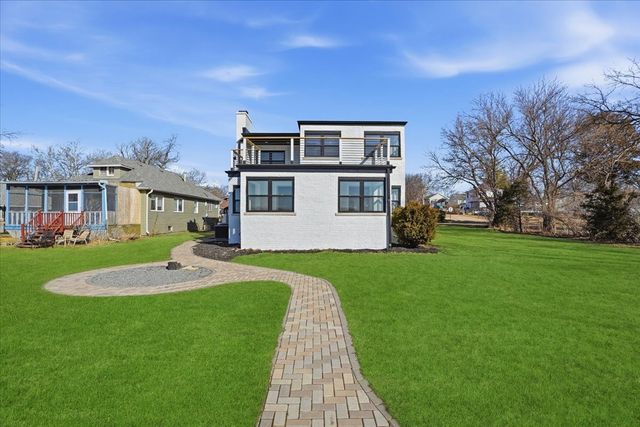 297 E Lakeview Avenue, Round Lake Beach, IL 60073