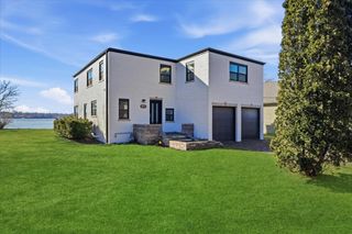 297 E Lakeview Avenue, Round Lake Beach, IL 60073