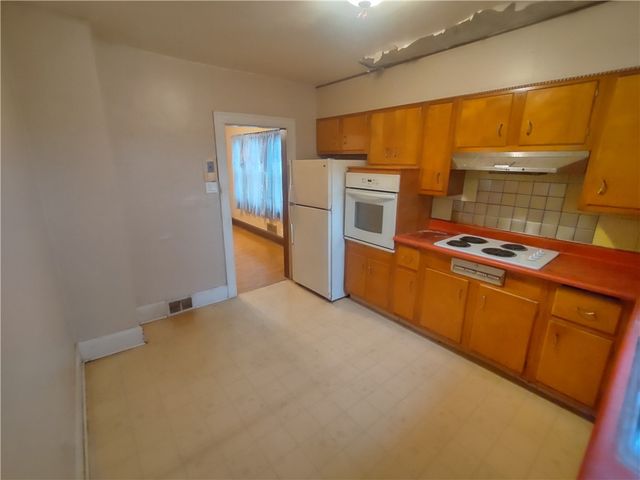 76 Summit Ave, Ellwood City, PA 16117