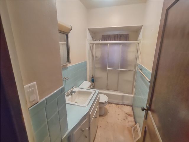 76 Summit Ave, Ellwood City, PA 16117