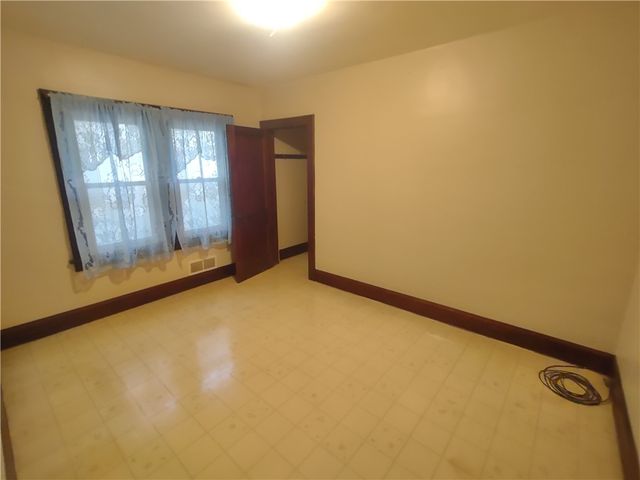 76 Summit Ave, Ellwood City, PA 16117