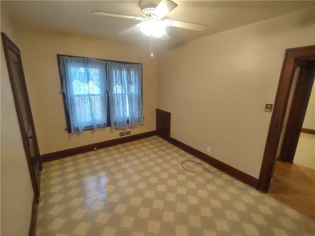 76 Summit Ave, Ellwood City, PA 16117