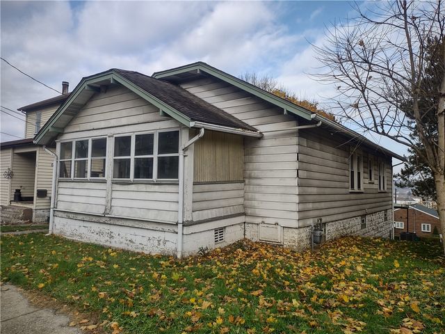 76 Summit Ave, Ellwood City, PA 16117