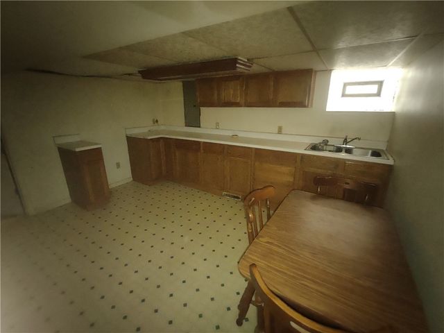 76 Summit Ave, Ellwood City, PA 16117