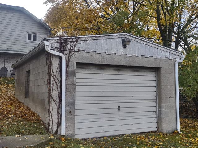 76 Summit Ave, Ellwood City, PA 16117