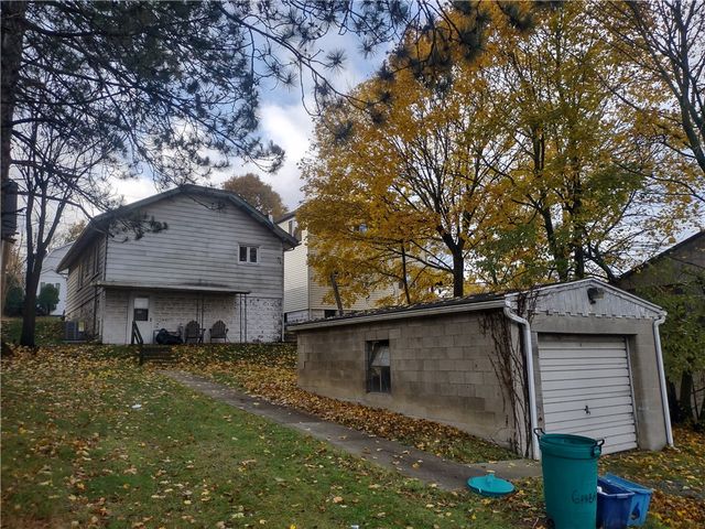 76 Summit Ave, Ellwood City, PA 16117