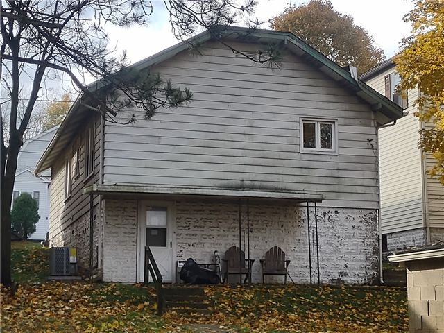 76 Summit Ave, Ellwood City, PA 16117