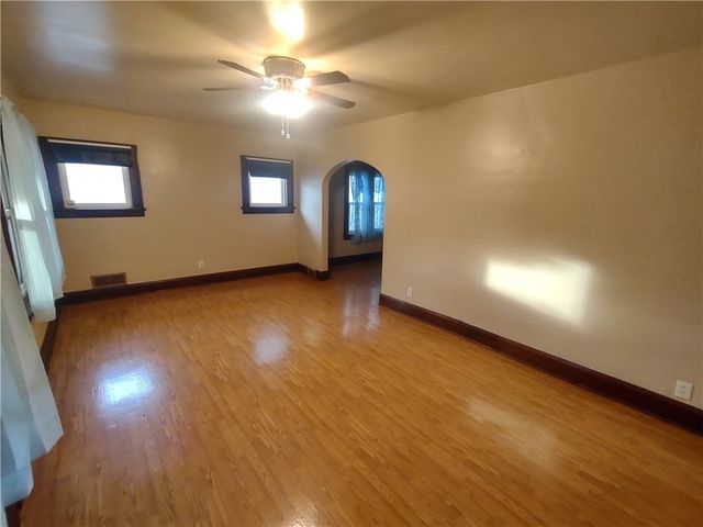 76 Summit Ave, Ellwood City, PA 16117