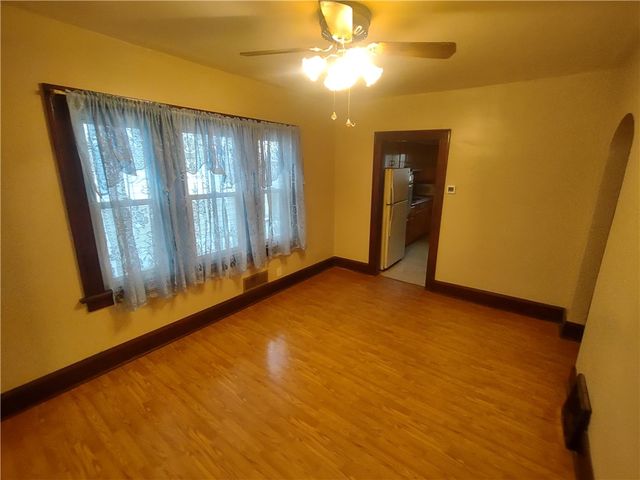 76 Summit Ave, Ellwood City, PA 16117