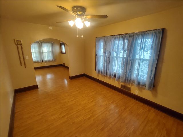 76 Summit Ave, Ellwood City, PA 16117