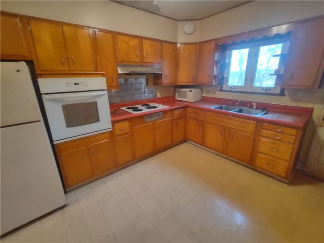 76 Summit Ave, Ellwood City, PA 16117