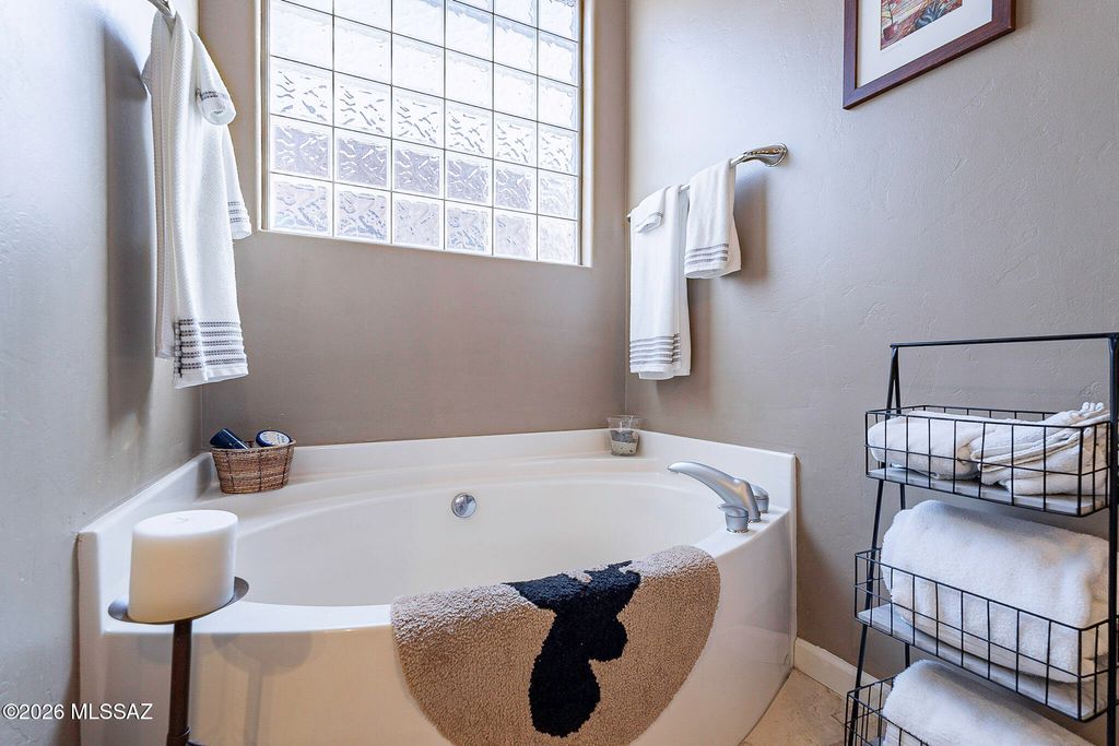 Image 18 of property listing at 8133 N High Branch Drive W, Tucson, AZ 85743