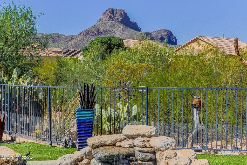 Image 25 of property listing at 8133 N High Branch Drive W, Tucson, AZ 85743