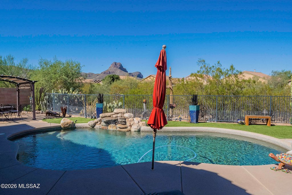 Image 3 of property listing at 8133 N High Branch Drive W, Tucson, AZ 85743