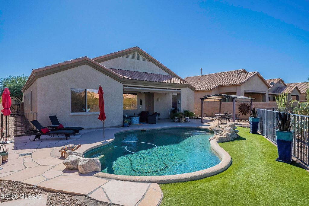 Image 4 of property listing at 8133 N High Branch Drive W, Tucson, AZ 85743