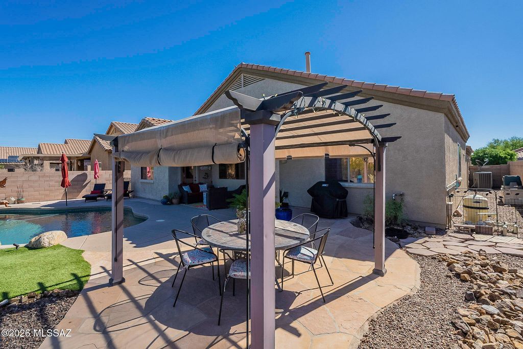 Image 5 of property listing at 8133 N High Branch Drive W, Tucson, AZ 85743