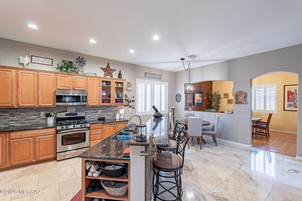 Image 6 of property listing at 8133 N High Branch Drive W, Tucson, AZ 85743