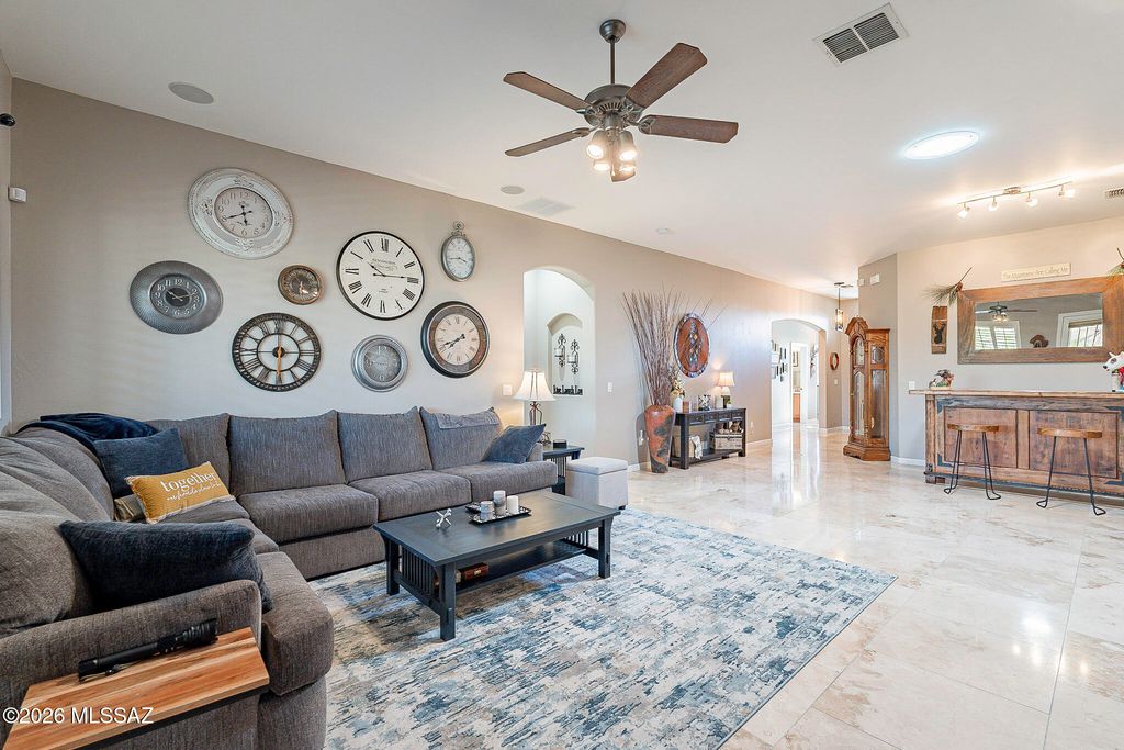 Image 7 of property listing at 8133 N High Branch Drive W, Tucson, AZ 85743