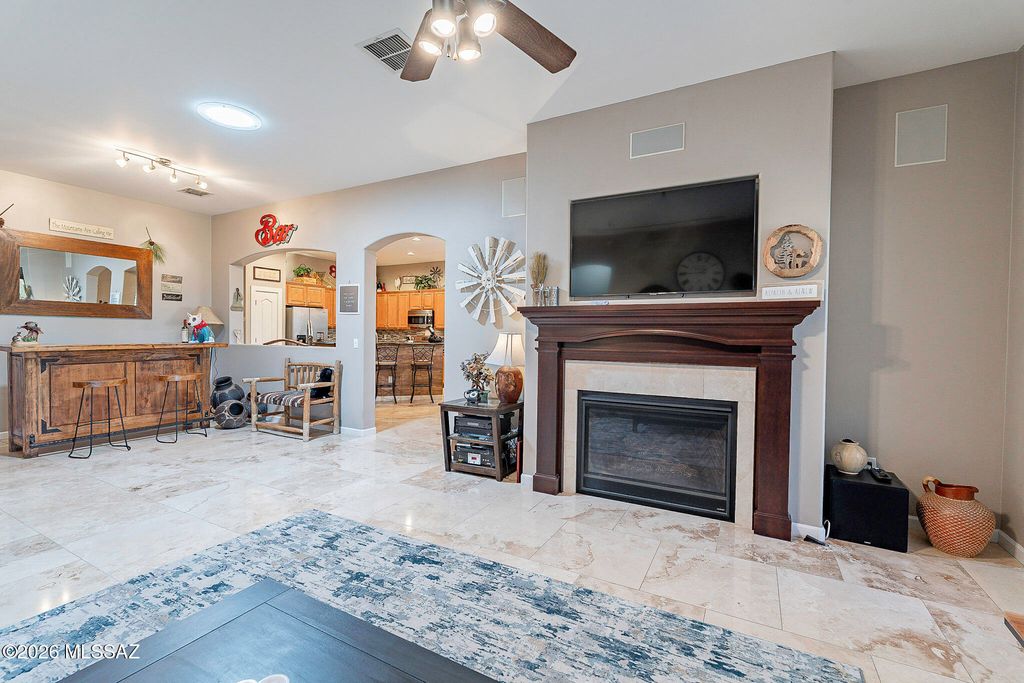 Image 8 of property listing at 8133 N High Branch Drive W, Tucson, AZ 85743