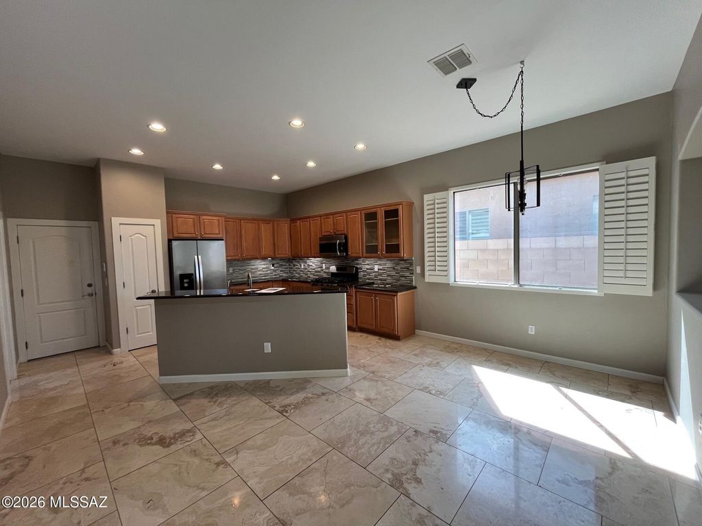 Image 9 of property listing at 8133 N High Branch Drive W, Tucson, AZ 85743