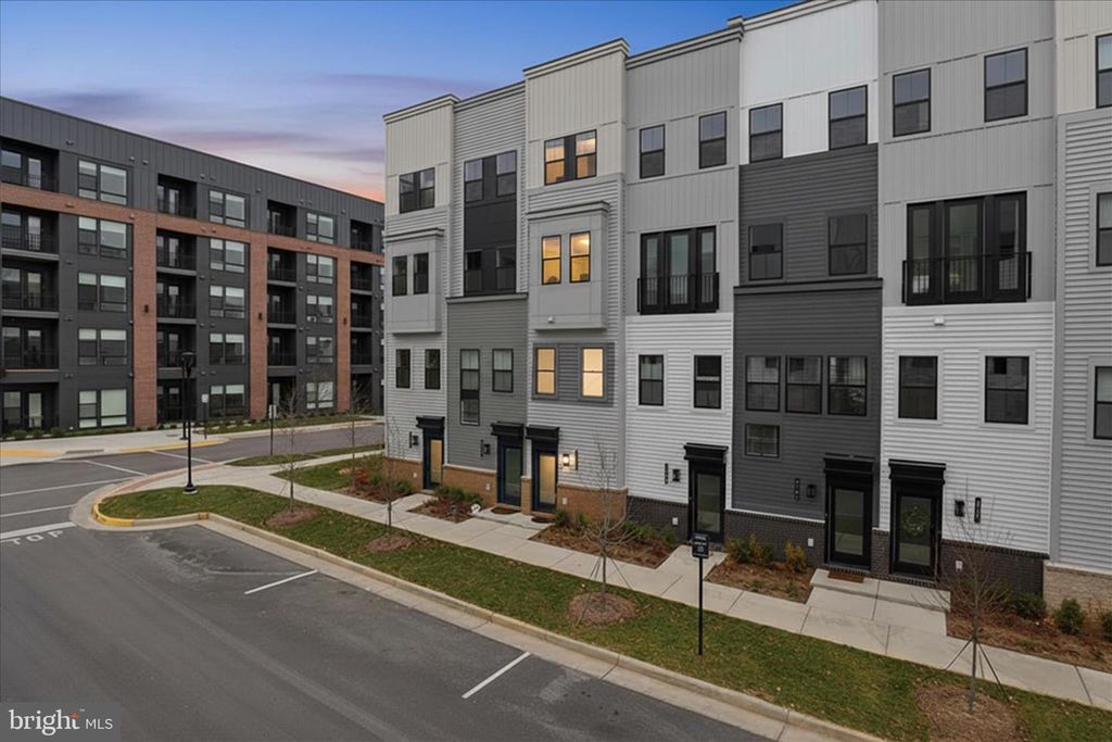 4768 SULLY POINT LN, Chantilly, VA 20151