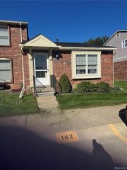 19918 Great Oaks Circle S 136, Clinton Charter Township, MI 48036