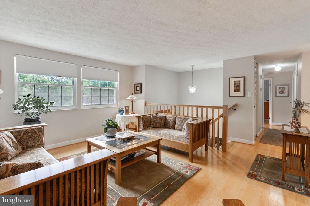 9810 BRIGHTLEA DR, Vienna, VA 22181