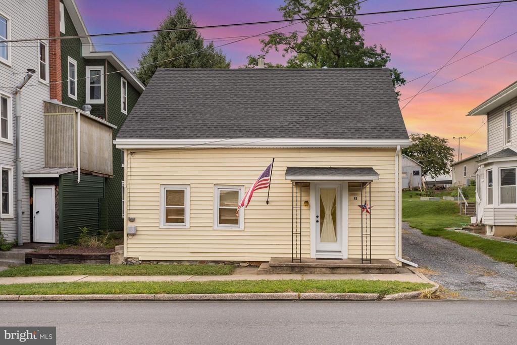43 E MAIN ST, Newmanstown, PA 17073