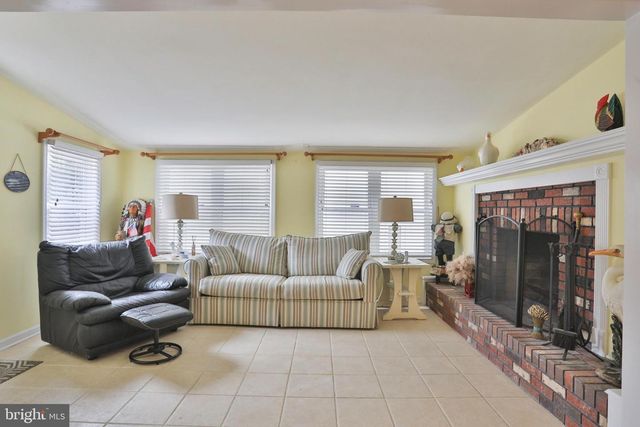 6 BEACH DR, Tuckerton, NJ 08087