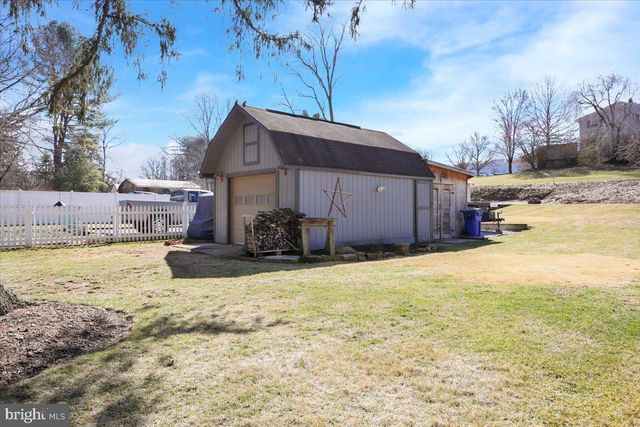 204 E HIGH ST, Womelsdorf, PA 19567