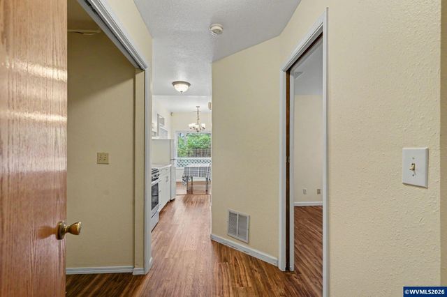 390 Salem Heights Av S, Salem, OR 97302