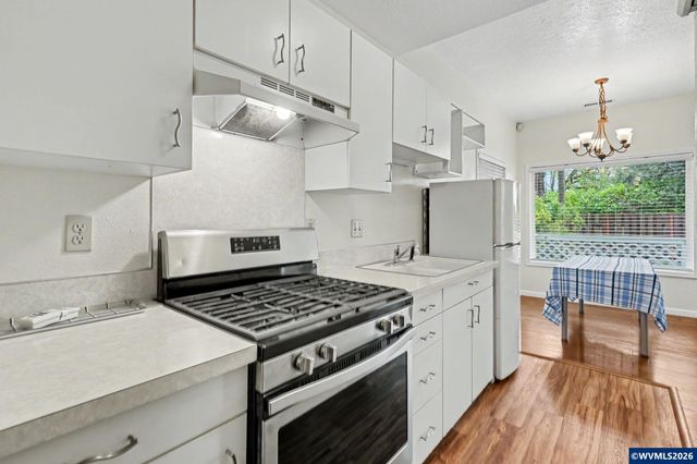 390 Salem Heights Av S, Salem, OR 97302