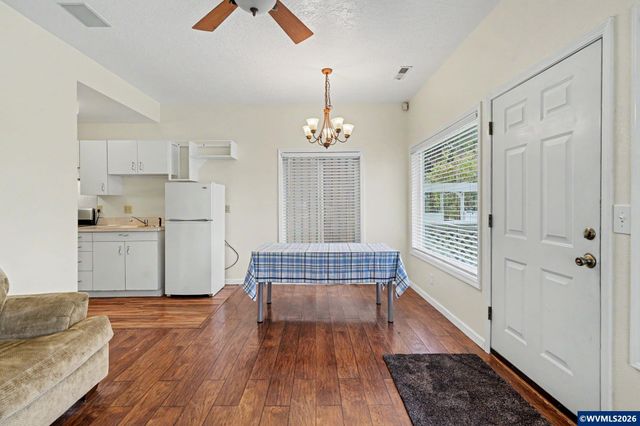 390 Salem Heights Av S, Salem, OR 97302