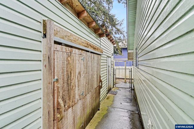 390 Salem Heights Av S, Salem, OR 97302