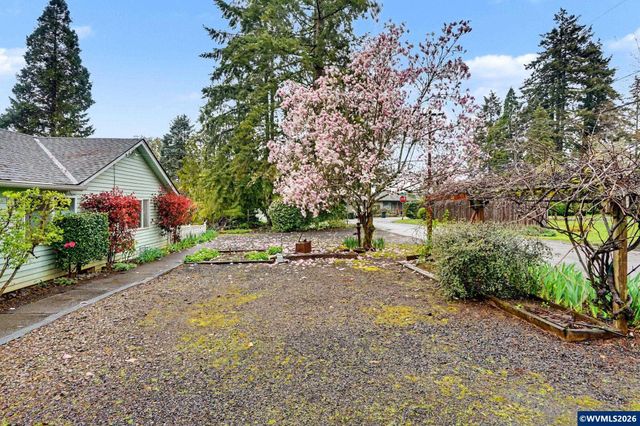 390 Salem Heights Av S, Salem, OR 97302