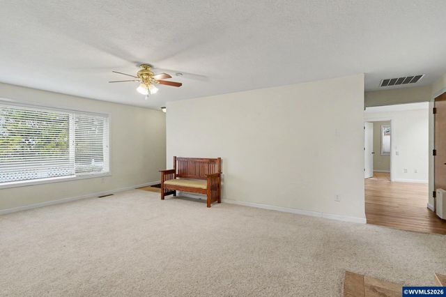 390 Salem Heights Av S, Salem, OR 97302