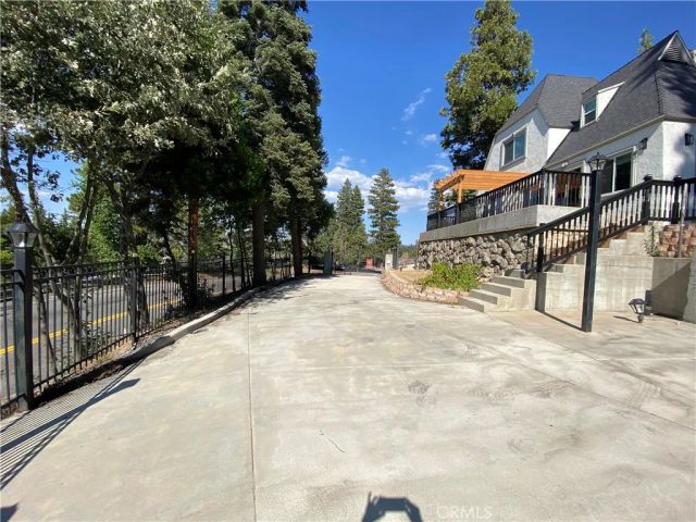 27981 Lakes Edge Road, Lake Arrowhead, CA 92352