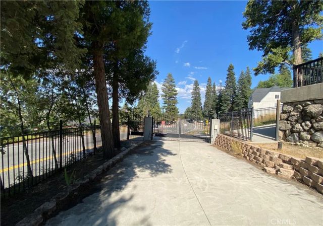 27981 Lakes Edge Road, Lake Arrowhead, CA 92352