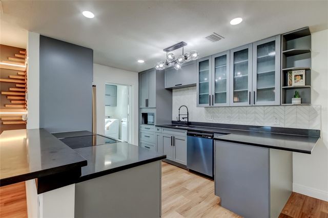 8722 ELMWOOD LANE, Tampa, FL 33615