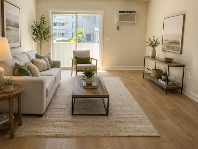108 Eastern Ave Apt 201, Manchester, NH 03104