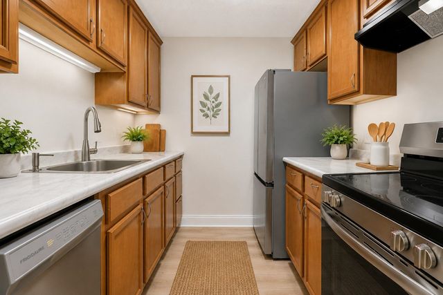 108 Eastern Ave Apt 201, Manchester, NH 03104
