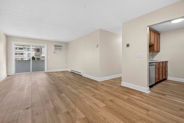 108 Eastern Ave Apt 201, Manchester, NH 03104